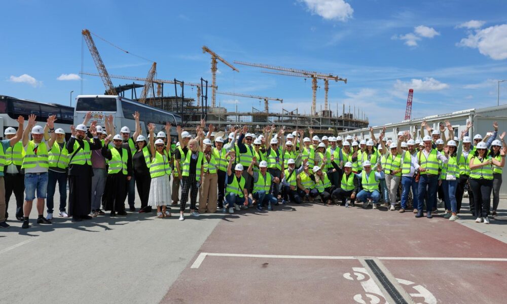 Učesnici 4.Vidovdanskog sabora na gradilištu EXPO