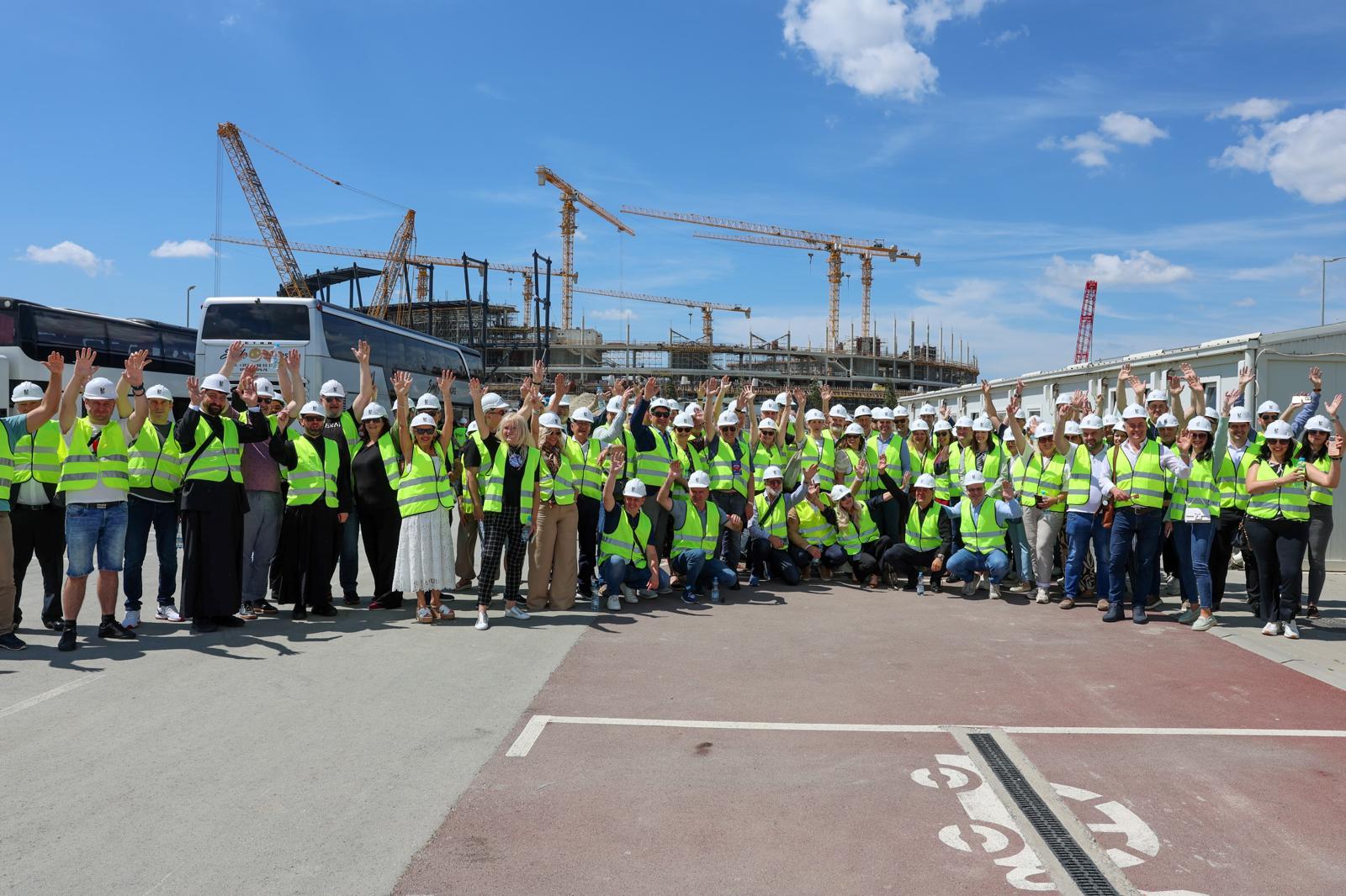 Učesnici 4.Vidovdanskog sabora na gradilištu EXPO