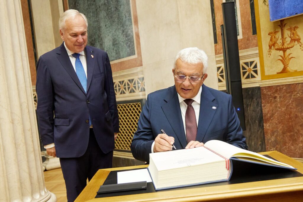 Andrija Mandić se upisuje u knjigu počasnih gostiju austrijskog parlamenta
