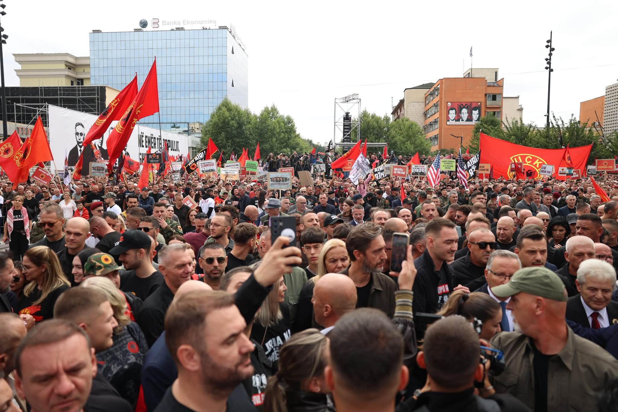 Slika sa protesta podrške liderima OVK
