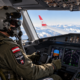 Vojni pilot upravlja putničkim avionom AUA