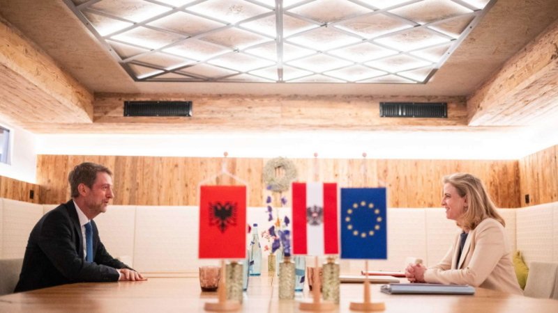 Ministar spoljnih poslova Albanije Ferit Hodža i ministarka spoljnih poslova Austrije Beate Meinl-Reisinger na marginama Evropskog foruma Alpbach