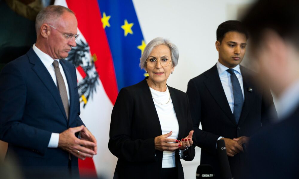 Ministri Gerhard Karner, Anna Sporrer i šef poslaničkog kluba NEOS--a Yannick Shetty