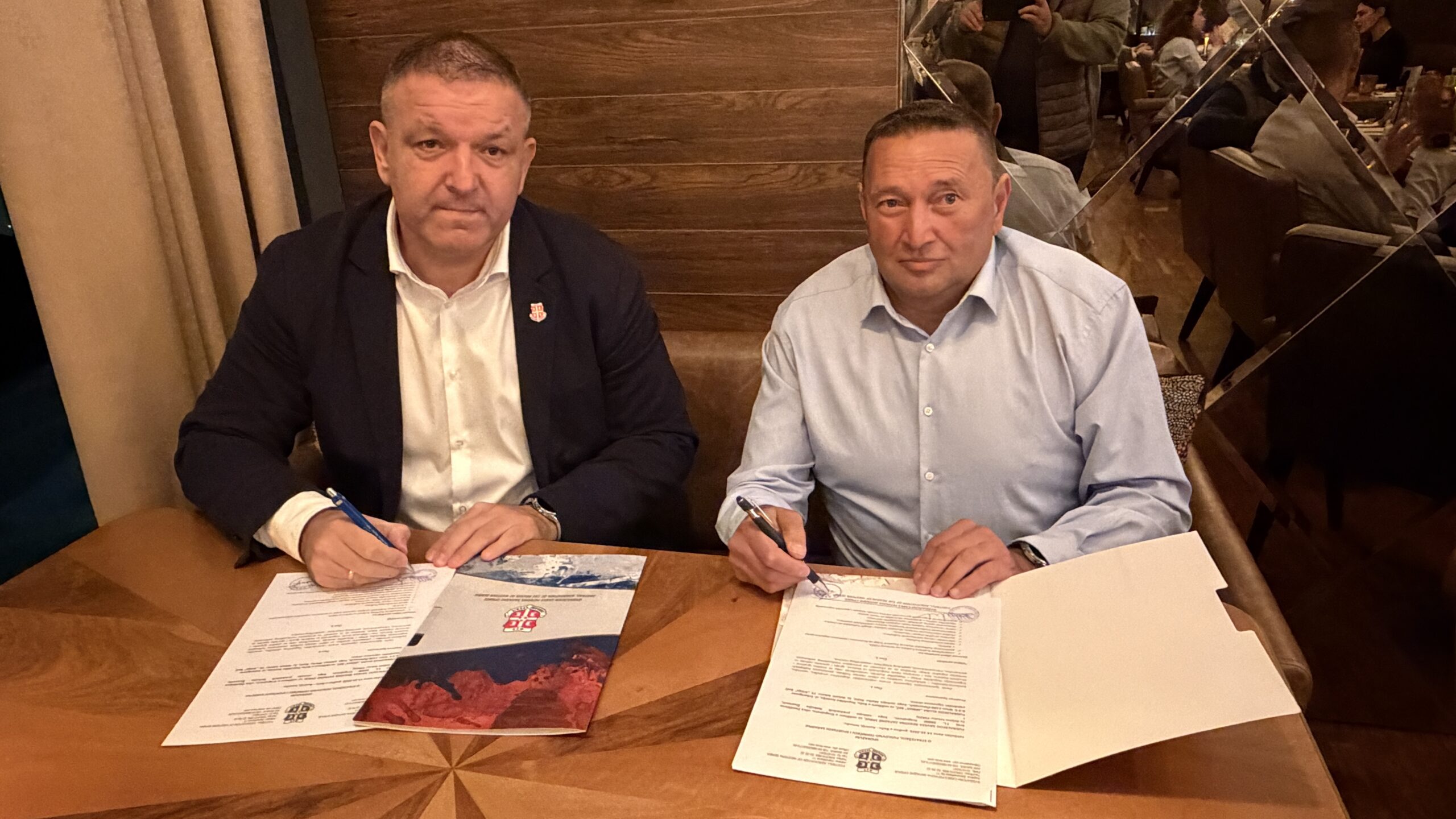 Potpisivanje ugovora u ime Fudbalskog saveza regiona Zapadne Srbije sporazum je potpisao predsednik Nebojša Živanović, a u ime FK Srbija Beč Saša Stojanović
