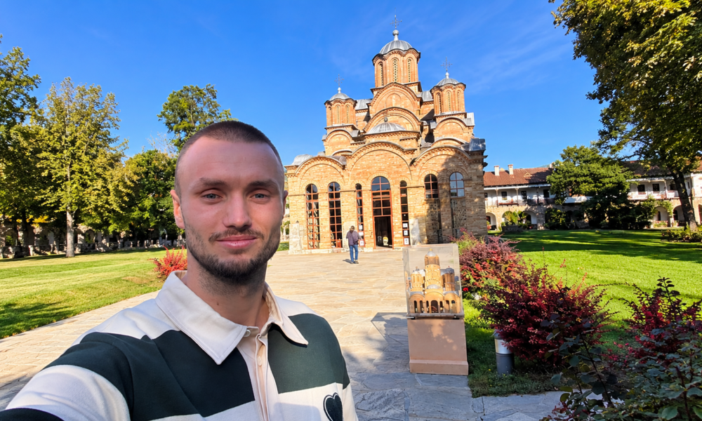 Saša Kalajdžić ispred manastira Gračanica