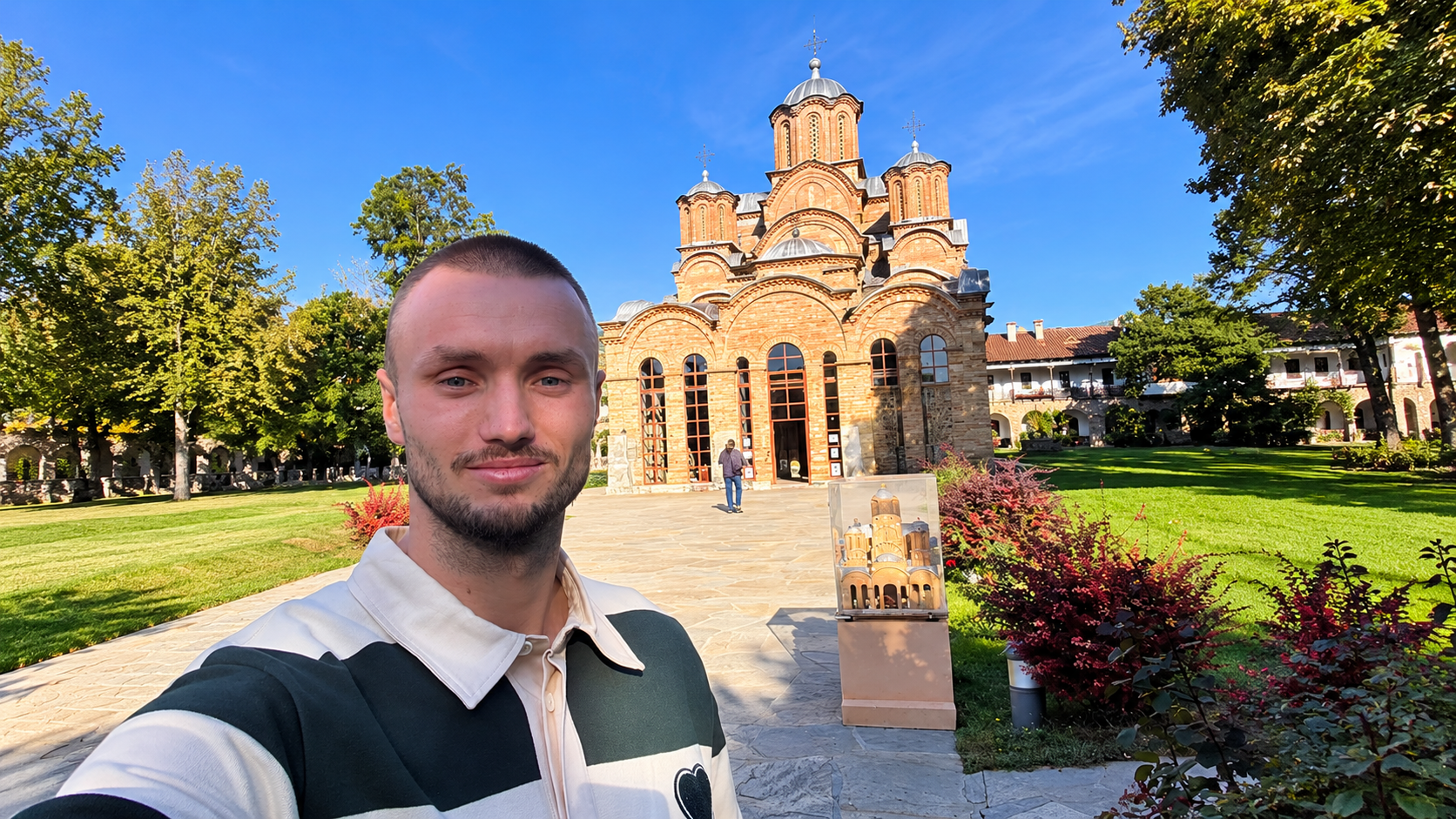 Saša Kalajdžić ispred manastira Gračanica