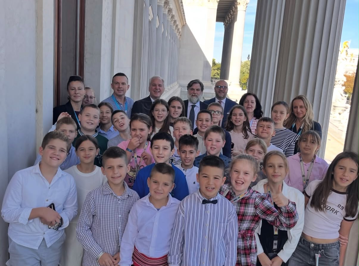 Deca iz Ravnog sela u Parlamentu Austrije sa predsednikom Skupštine Walterom Rosenkranzom