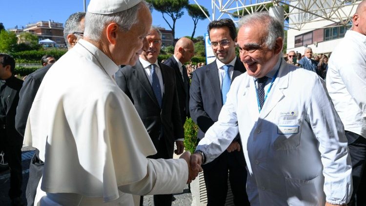 Papa Lav XIV prilikom prijema u bolnicu